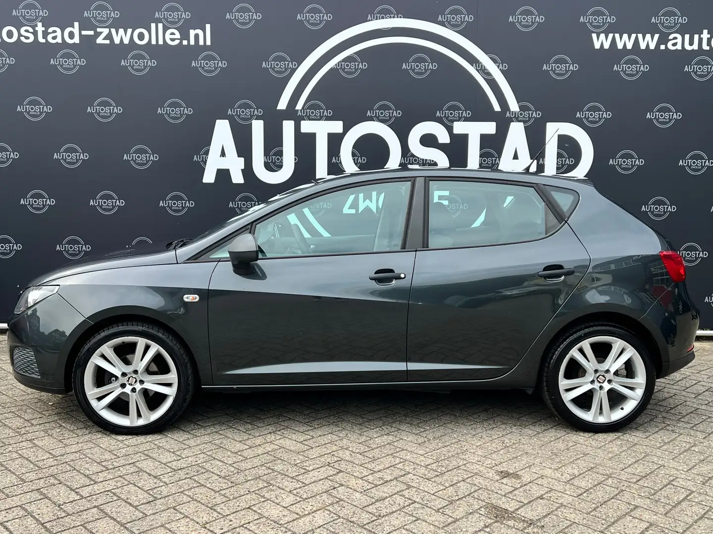 SEAT Ibiza 1.2 Club NL-Auto / 2e Eigenaar / NAP / Airco / APK Gris - 2