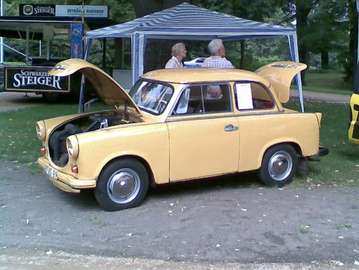 Oldteimer für Fans von Zweitaktmotoren! Das Fahrzeug ist nicht fahrbereit, da Jahre außer Betrieb. Papiere vorhanden!