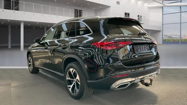 Mercedes-Benz GLC view 4