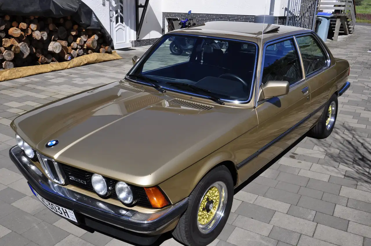 BMW 320 E21, foto 2