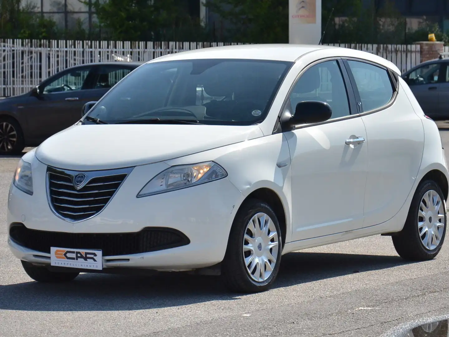 Lancia Ypsilon 1.2 8v Silver s Wit - 1