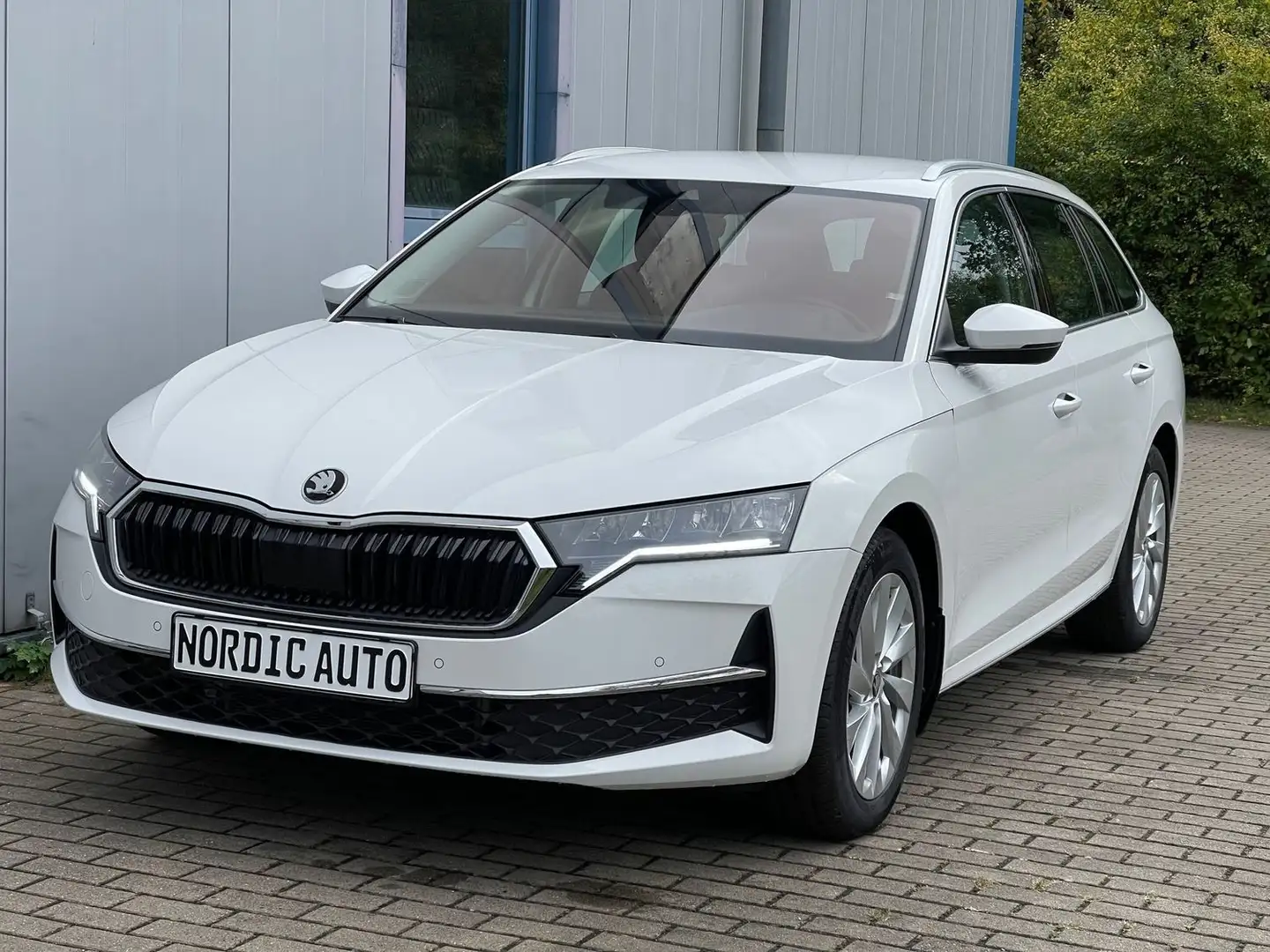 Skoda Octavia Combi 1.5 TSI Selection+STANDHZG+AHK+CAM+LENKRADHZ Weiß - 1