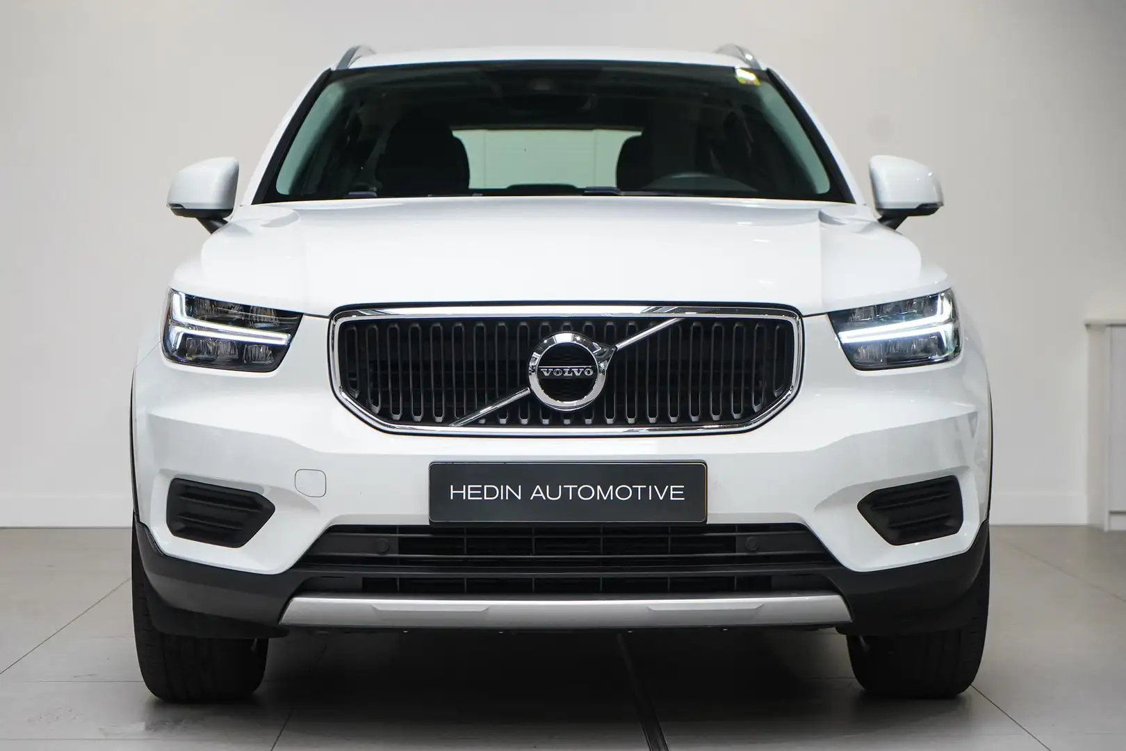 Volvo XC40 T2 Momentum 130pk Automaat | Navigatie Full Map | Blanco - 2