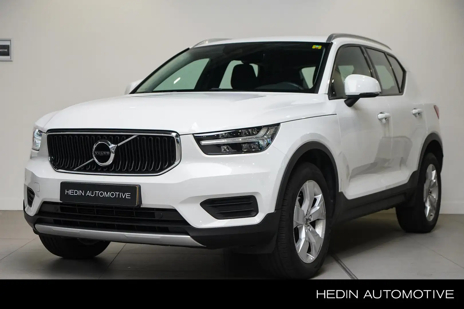 Volvo XC40 T2 Momentum 130pk Automaat | Navigatie Full Map | Blanco - 1