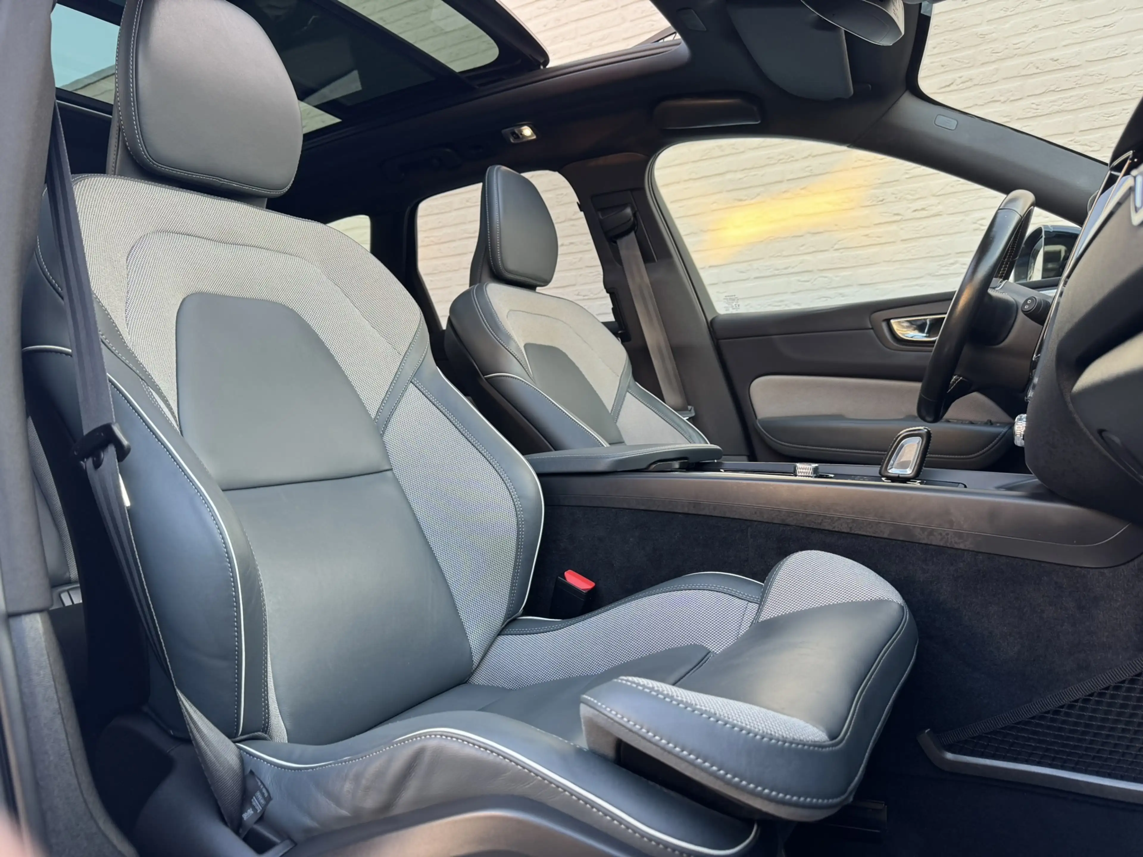 Volvo XC60 2.0 B4 Business R -Line Pro Panodak Volleder Adapt — photo 23