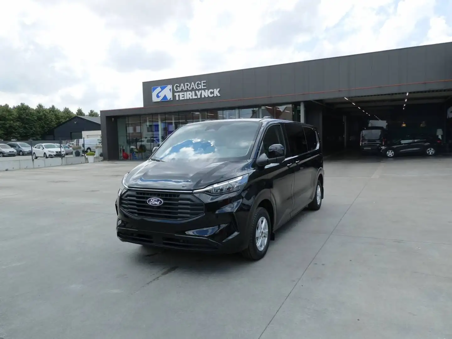 Ford Transit Custom L2 Multi-Use 6pl 2.0 TDCi 170pk Automaat Limited Luxe STOCK '26 (74312) Negro - 1