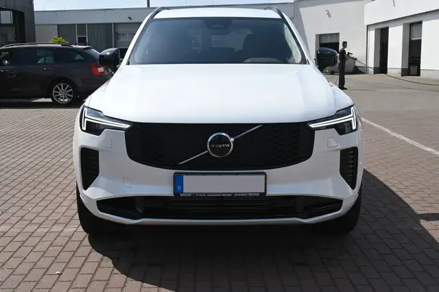 Volvo XC90 view 8