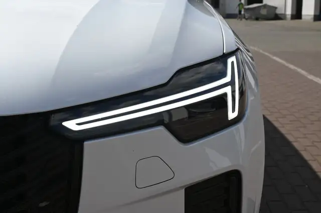 Volvo XC90 view 10