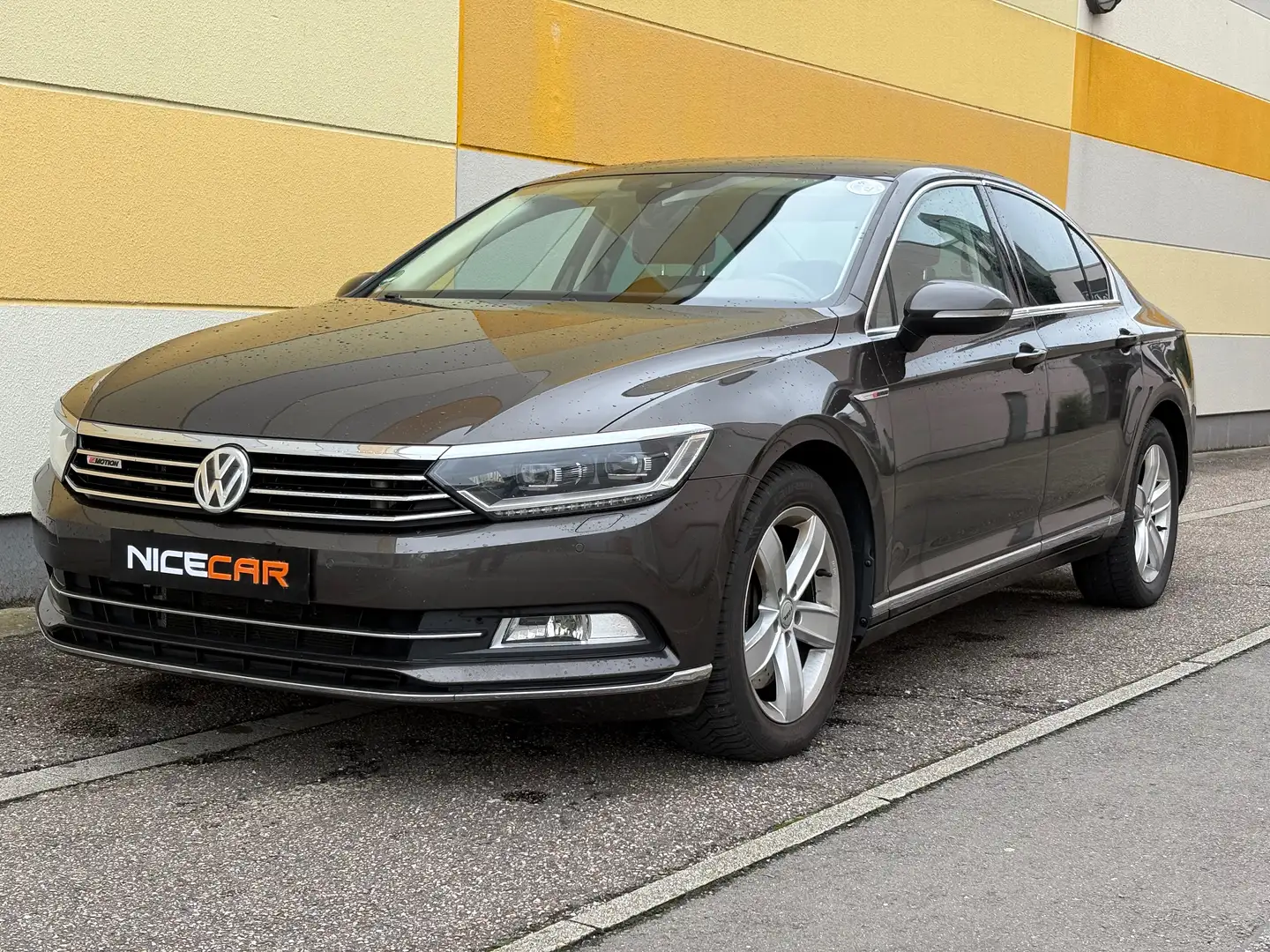 Volkswagen Passat 2.0 TDI *NAVI*AHK*SHZ*4Motion*239PS R-Line Braun - 1