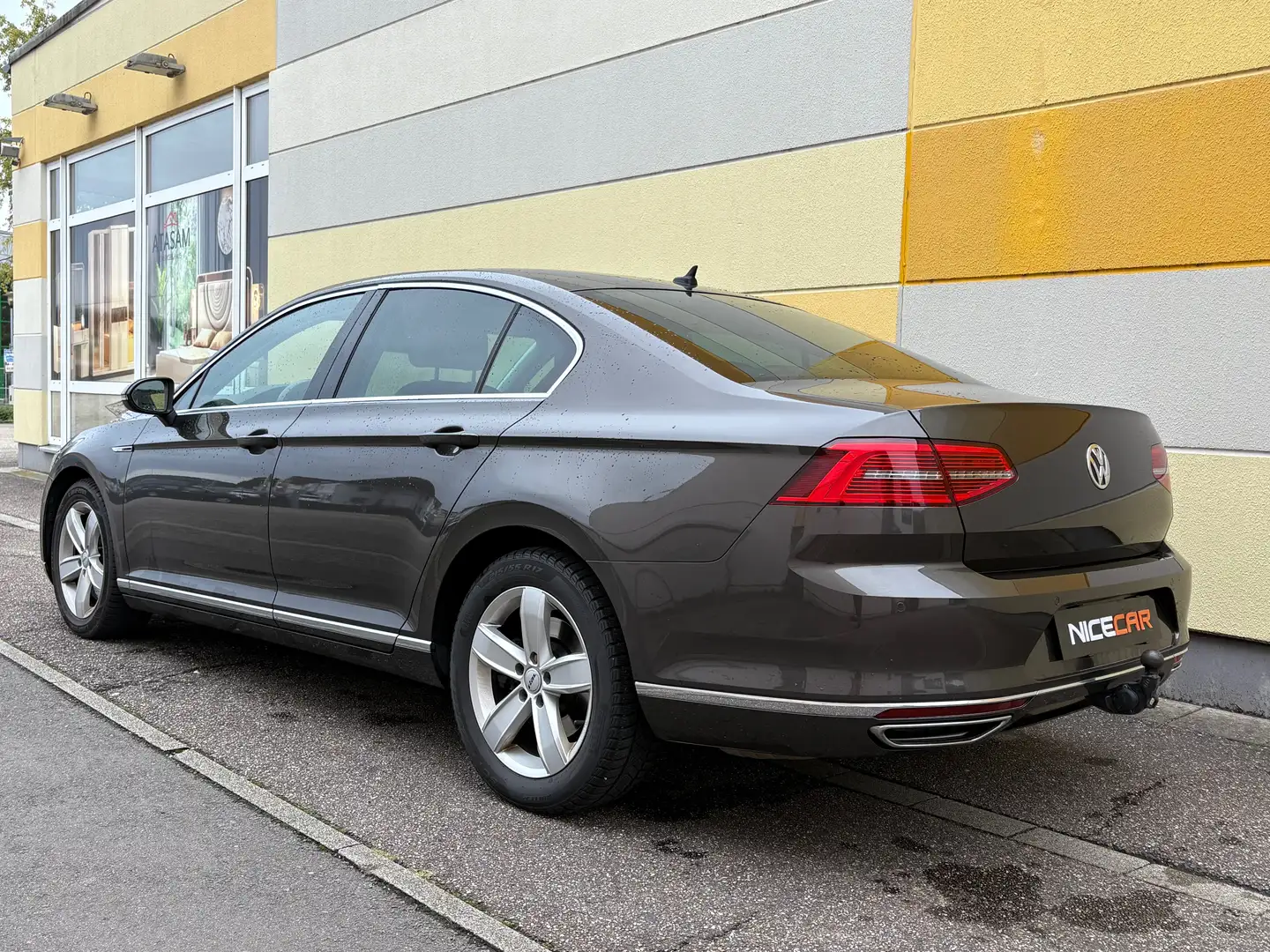 Volkswagen Passat 2.0 TDI *NAVI*AHK*SHZ*4Motion*239PS R-Line Braun - 2