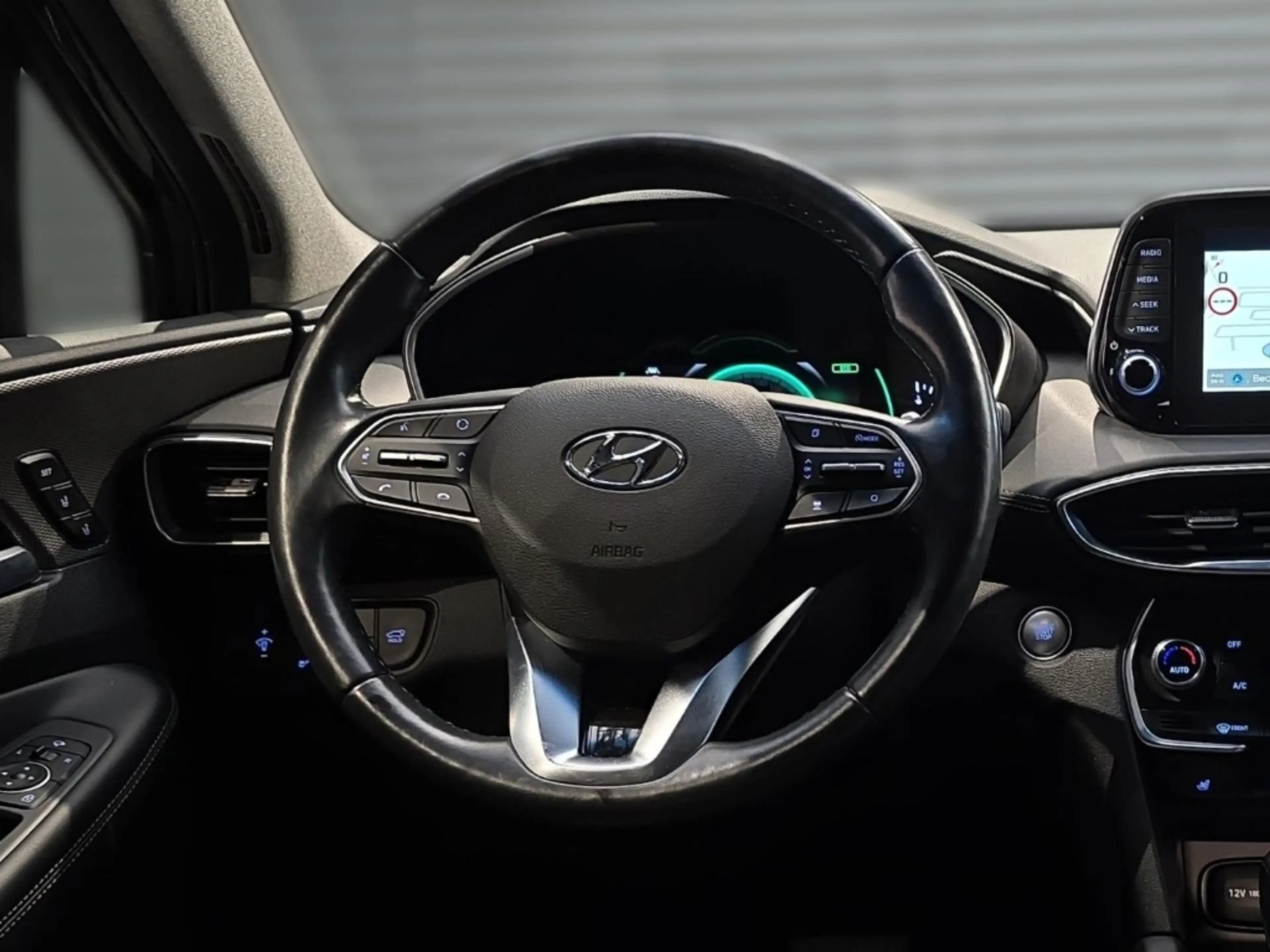 Hyundai SANTA FE 2.2 CRDi 4WD 8AT SEVEN Premium LEDER NAVI LED — photo 8