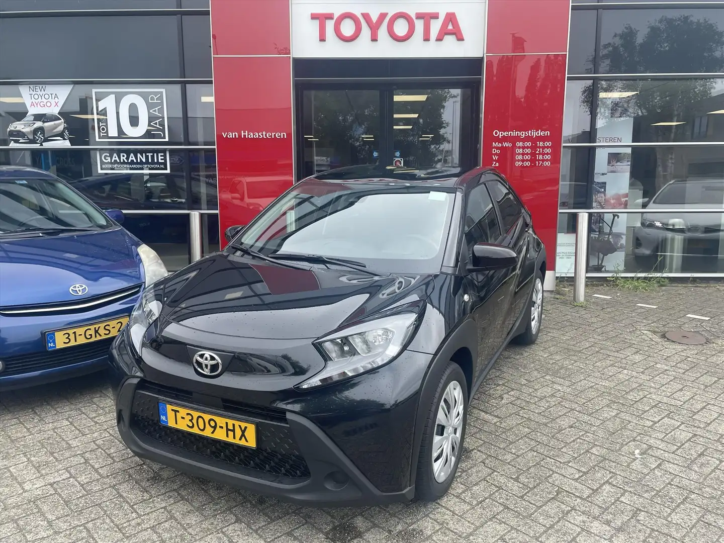 Toyota Aygo X 1.0 VVT-i MT 72pk Play Schwarz - 1