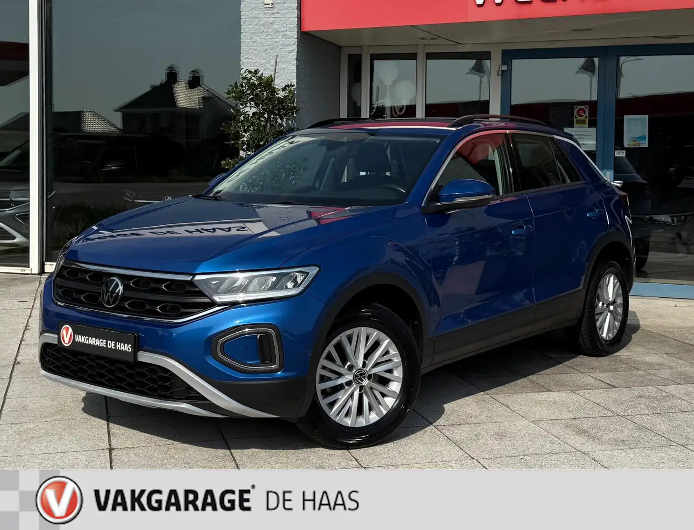 Volkswagen T-Roc 1.5 TSI Life Business Blauw - 1