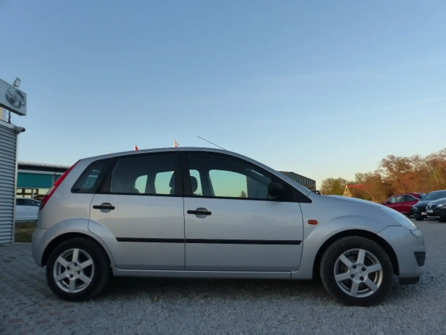 Ford Fiesta 1.3 TÜV,- Kundendienst Neu Klimaanlage Servo Zilver - 2