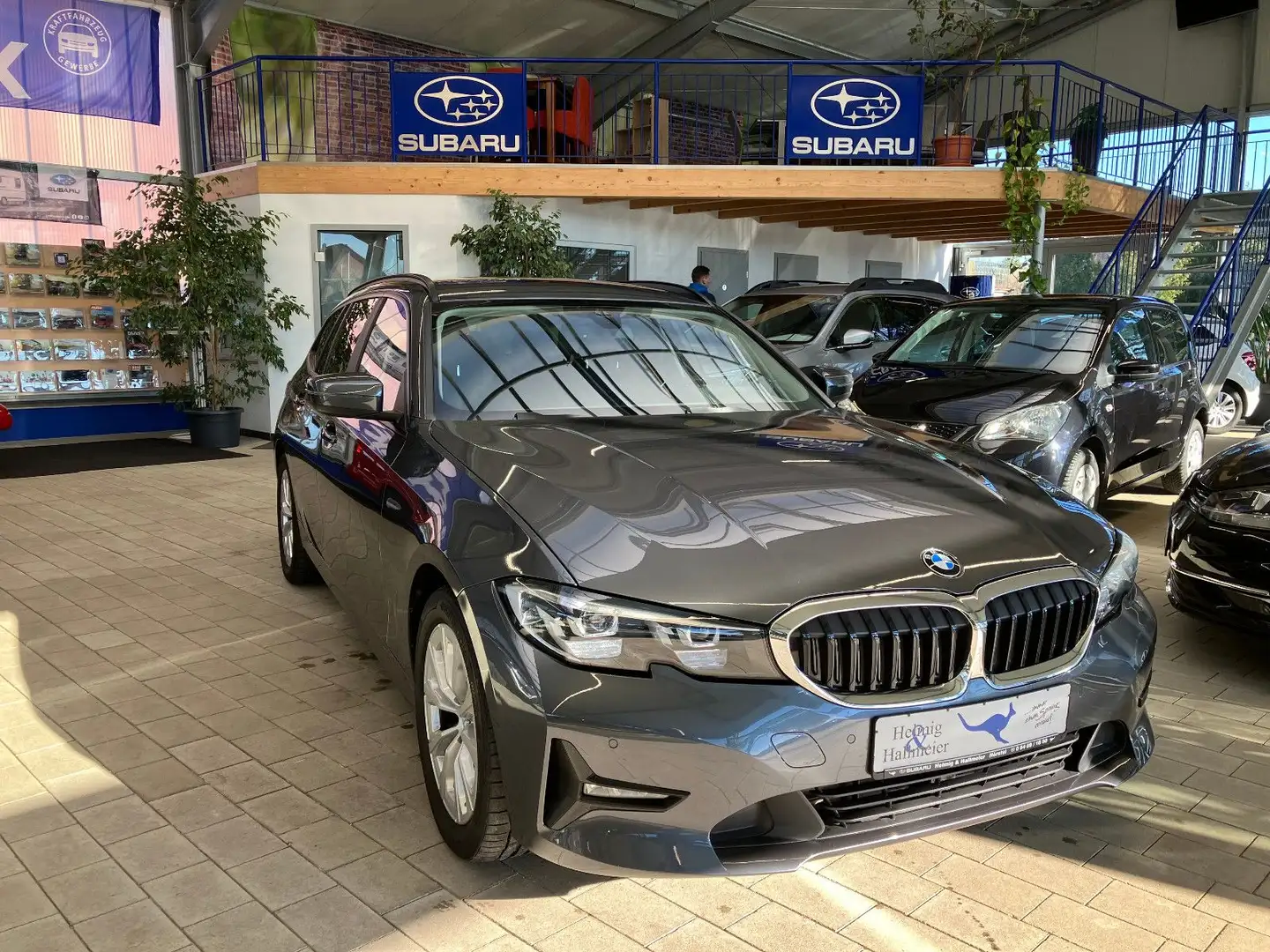 BMW 320 Baureihe 3 Touring 320 d xDrive Advantage Grau - 1