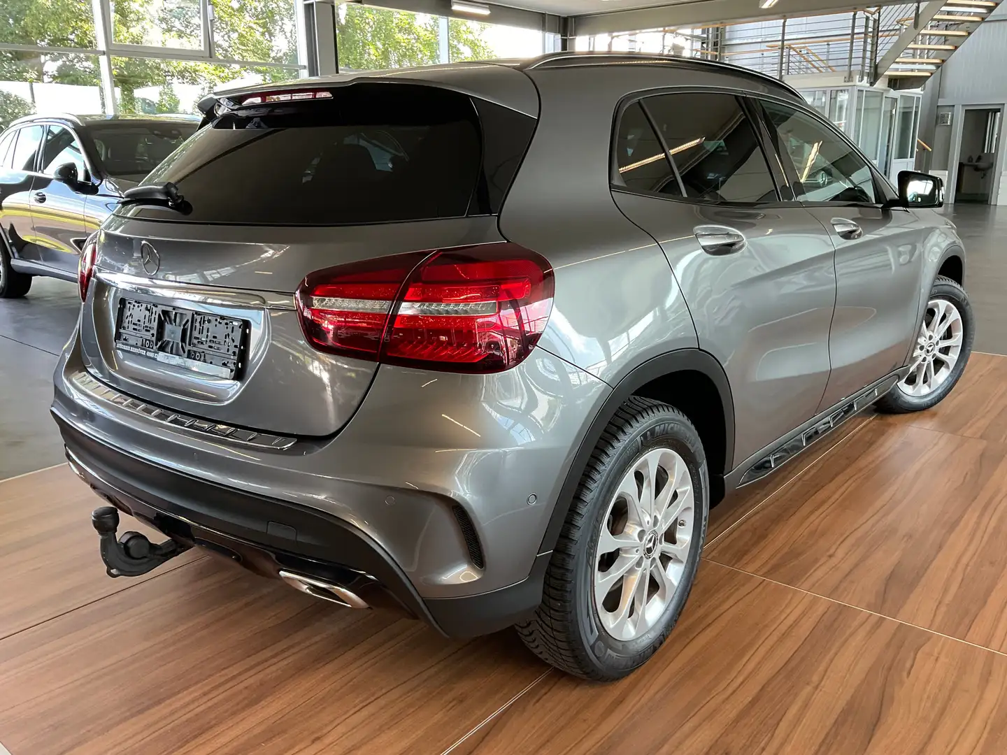 Mercedes-Benz GLA 250 GLA 250 AMG-Line KAMERA/LEDER/GARMIN/AHK/FLA/LED Grey - 2