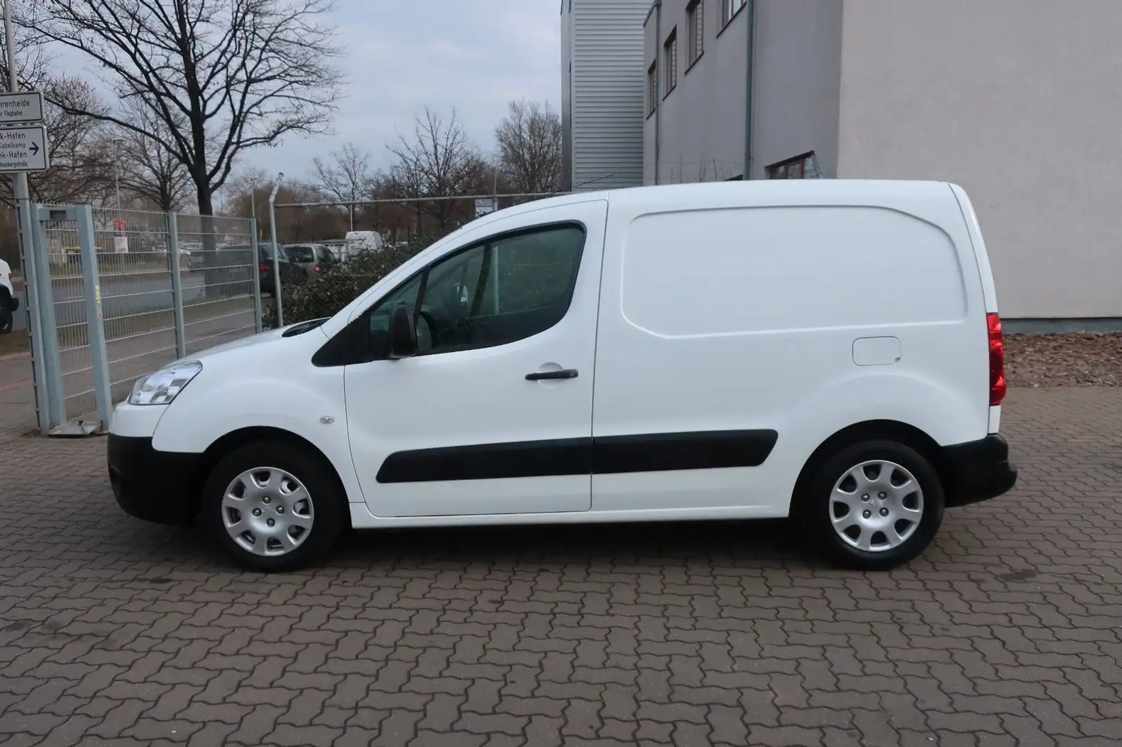 Peugeot Partner L1 Komfort / Klima /Werkstatteinrichtung Weiß - 2