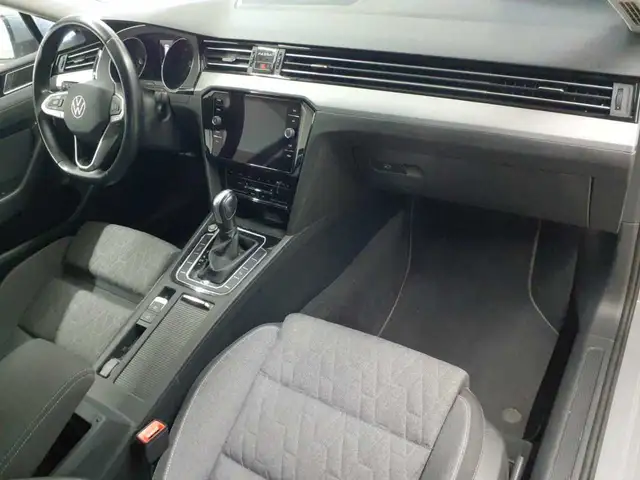 Volkswagen Passat view 9