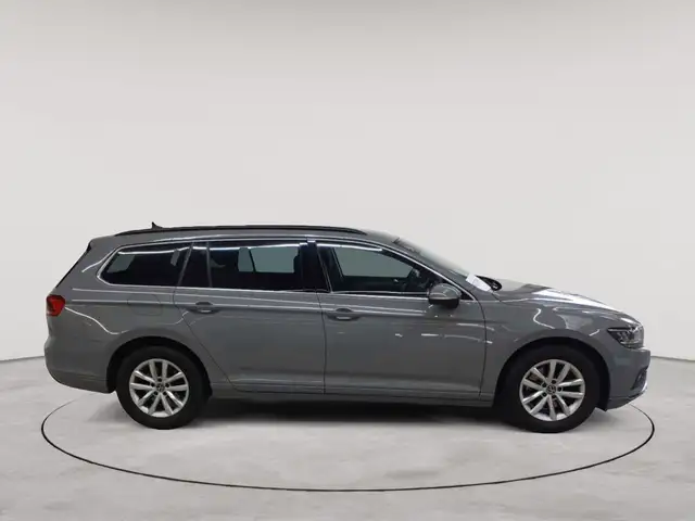 Volkswagen Passat view 3