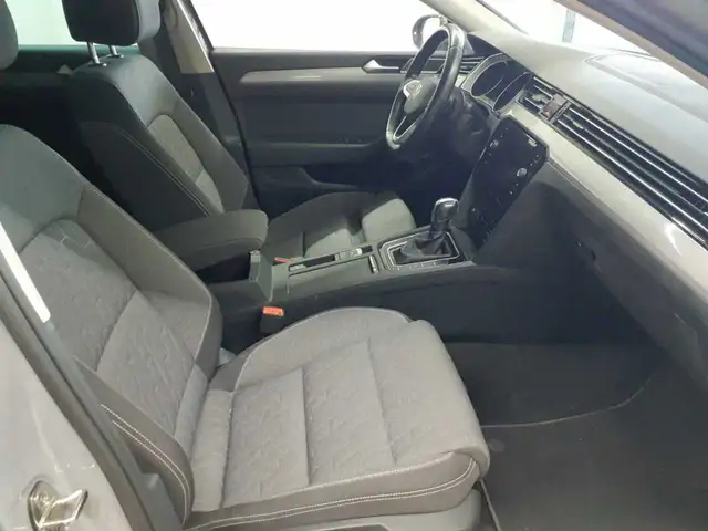 Volkswagen Passat view 8