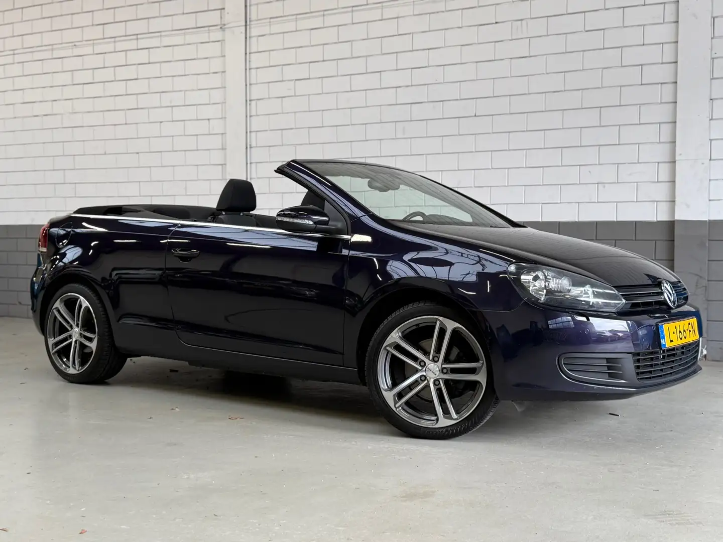 Volkswagen Golf Cabriolet 1.4 TSI Highline Automaat Paars - 1