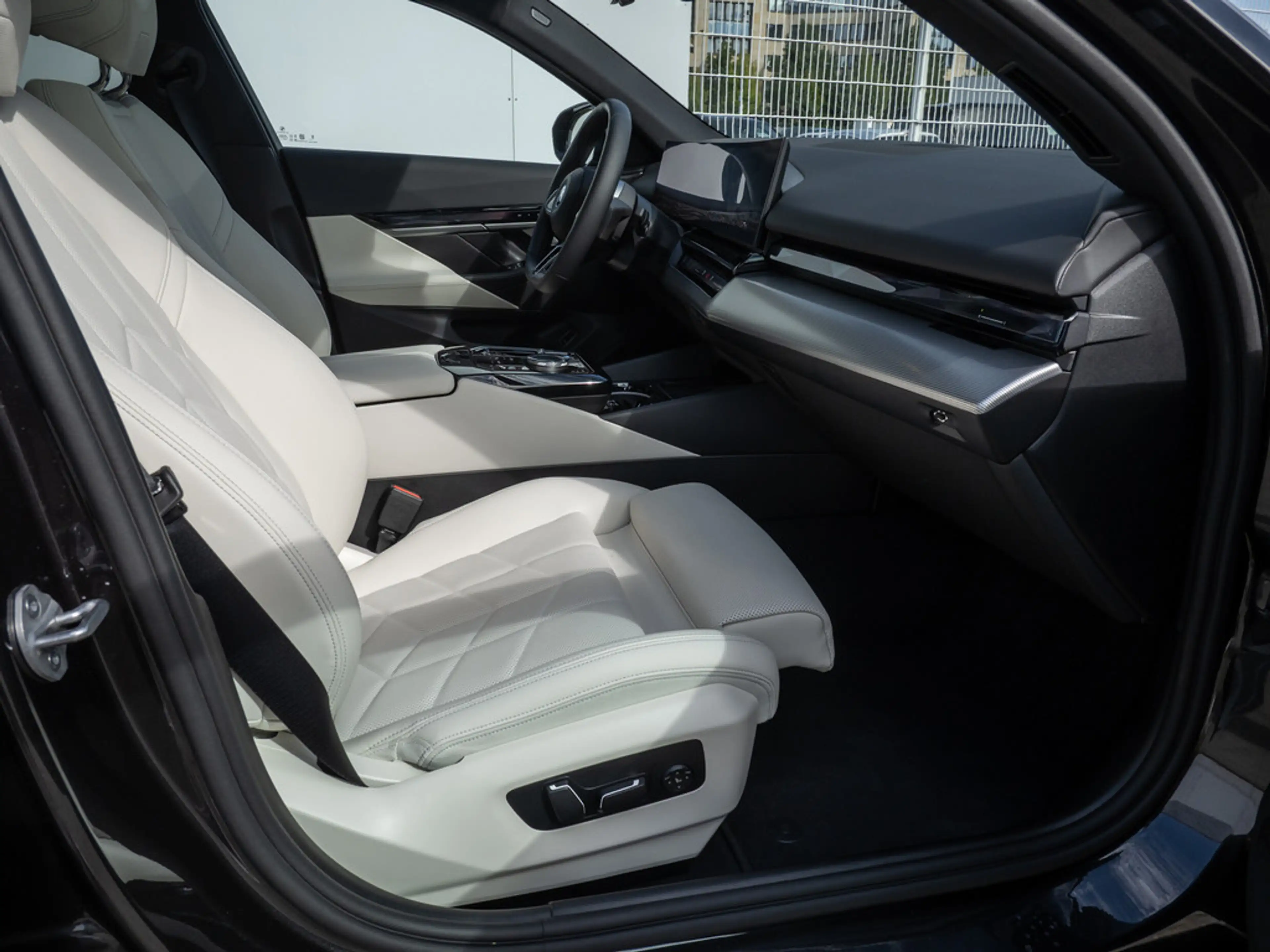 BMW i5 Touring 40 e M-Sport PANO+B&W+20 ZOLL+360° — photo 7