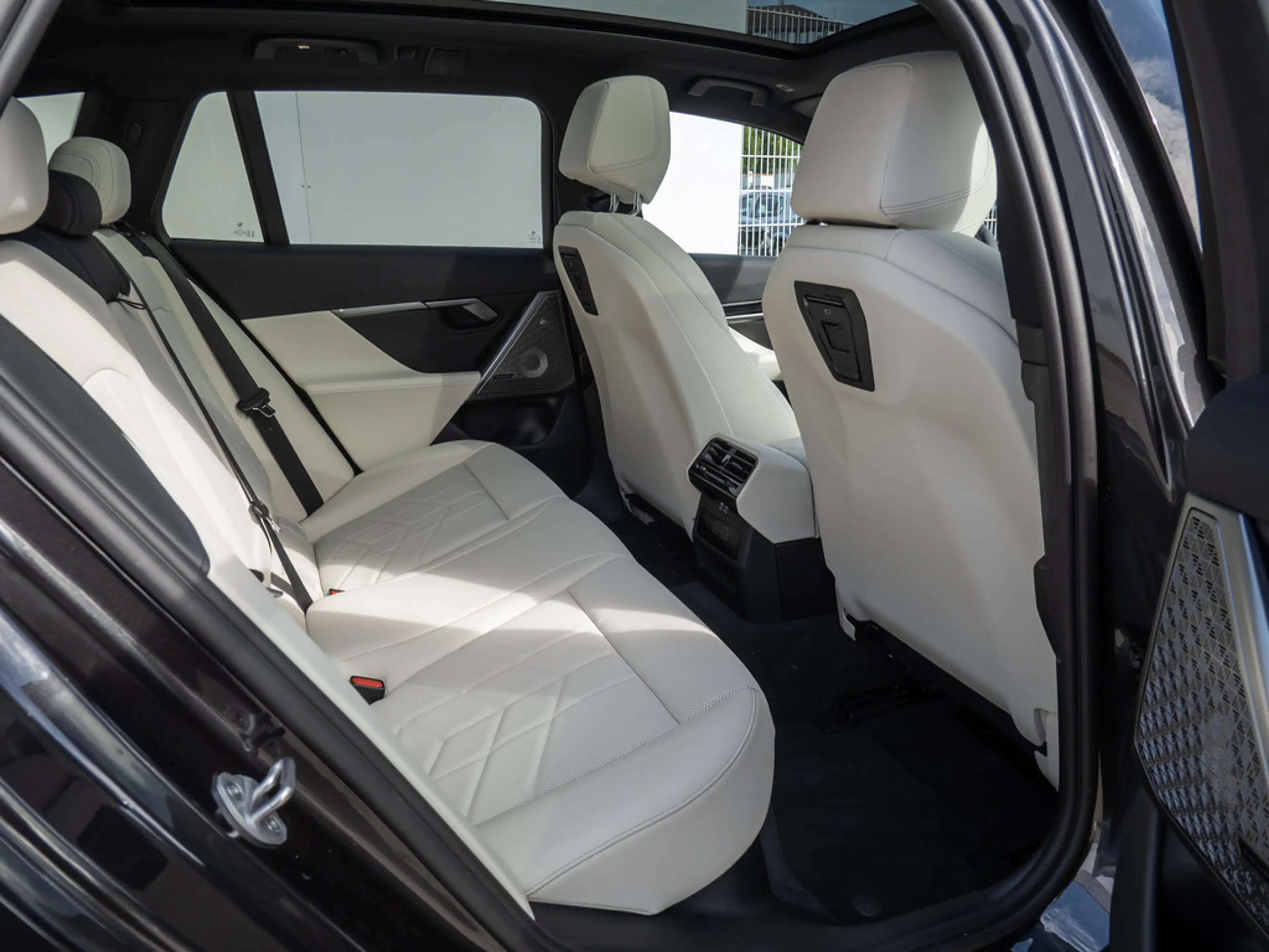 BMW i5 Touring 40 e M-Sport PANO+B&W+20 ZOLL+360° — photo 9