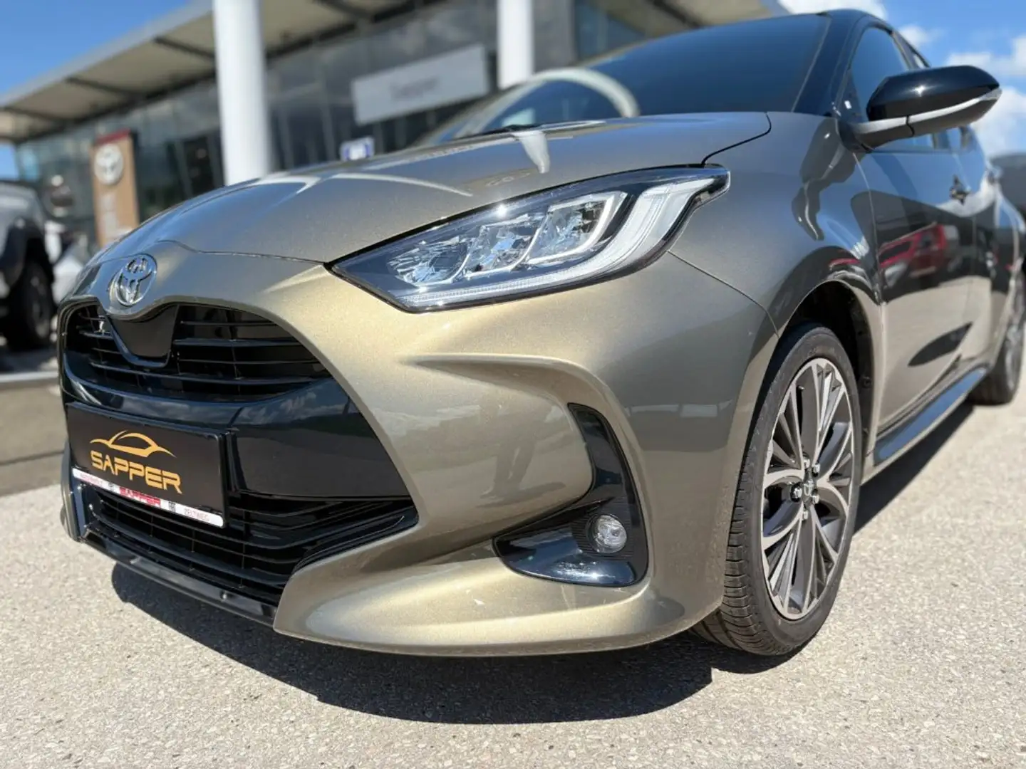 Toyota Yaris 1,5 VVT-i Hybrid Style Braun - 2