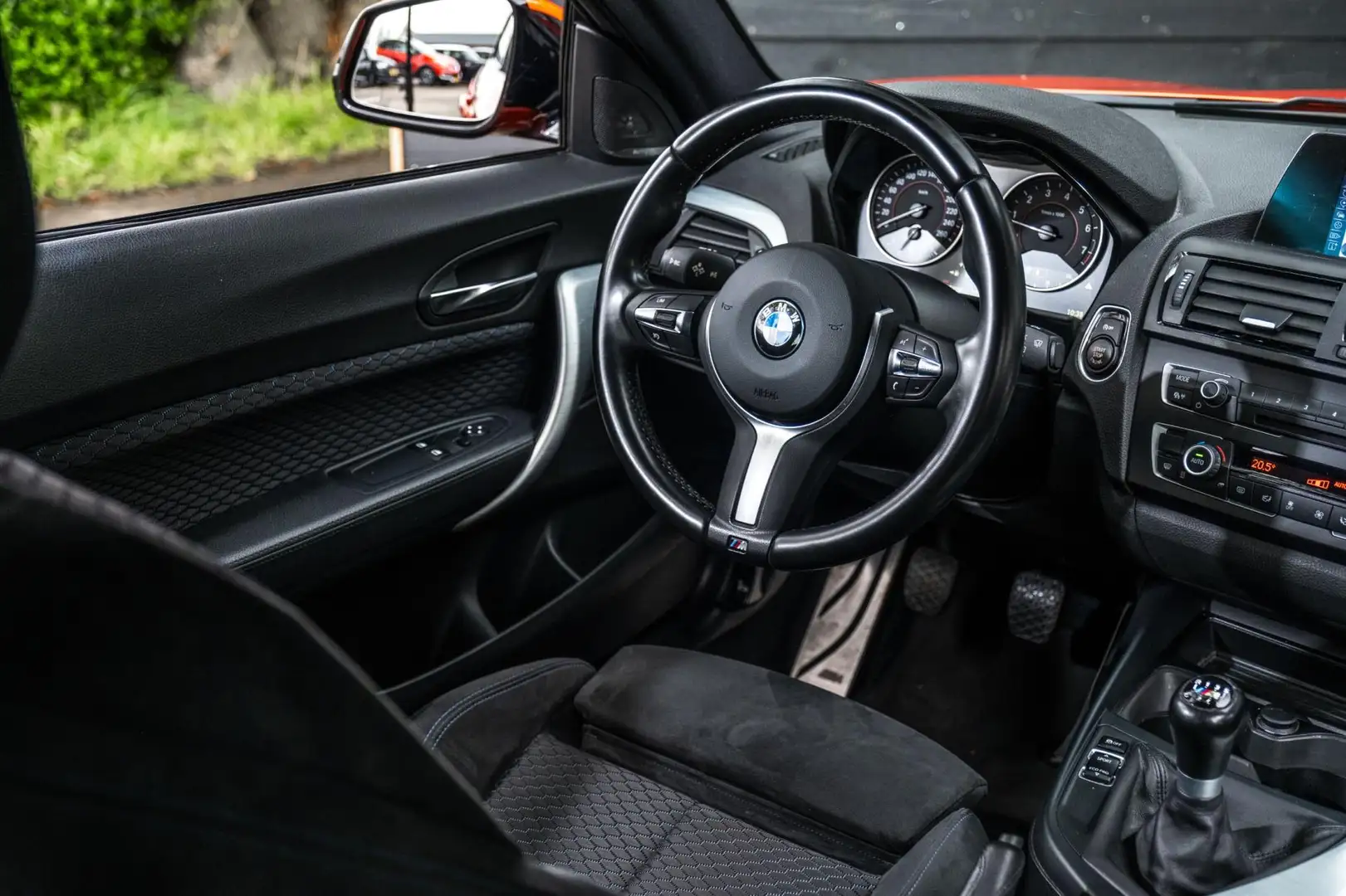 BMW 116 1-serie 116i M-Sport (NL-Auto / NAP / Dealeronderh Oranje - 2