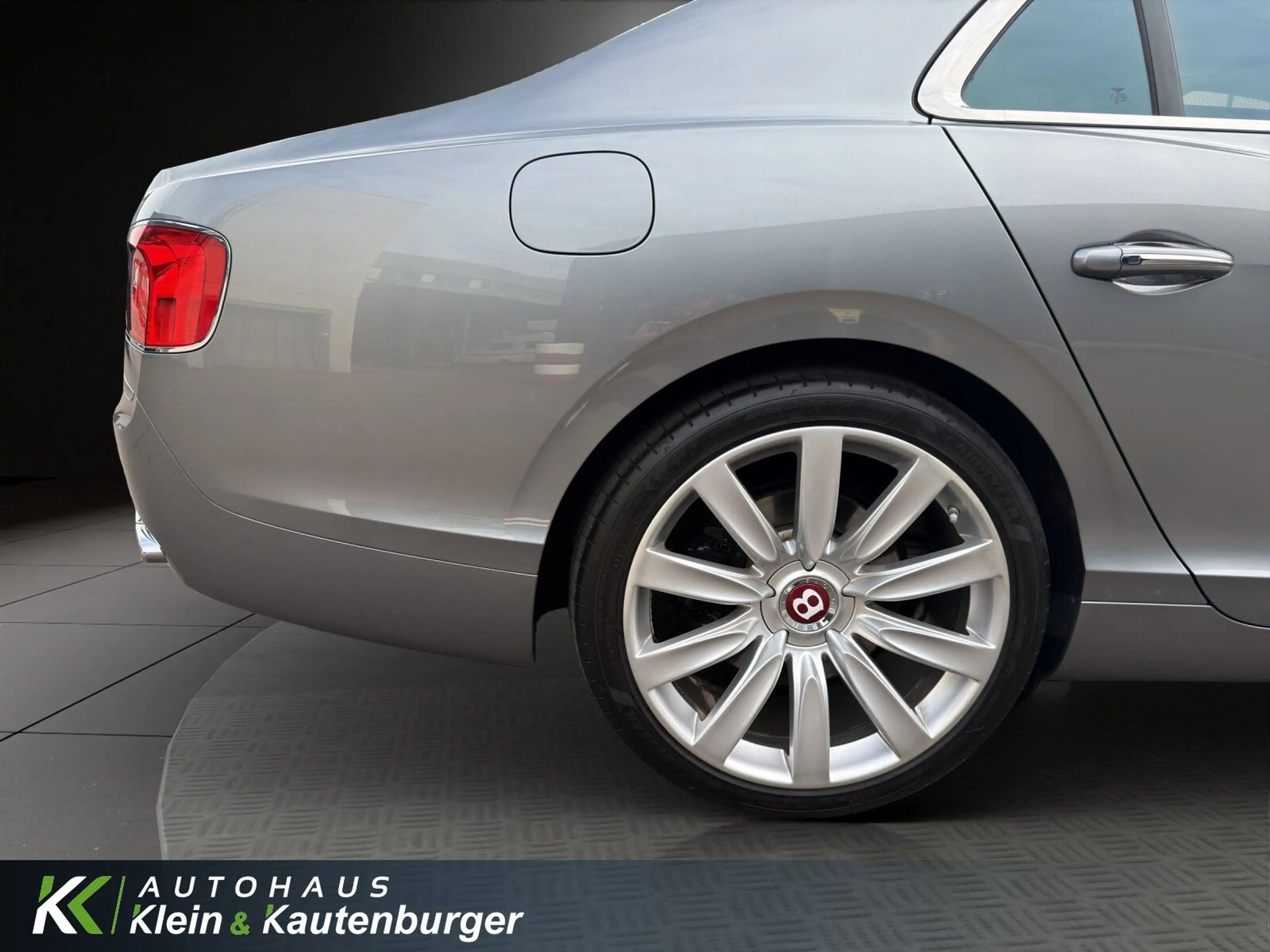 Bentley Flying Spur FLYING SPUR V8 MULLINER +VOLL+REAR-EN+SCHECKHEFT — photo 11