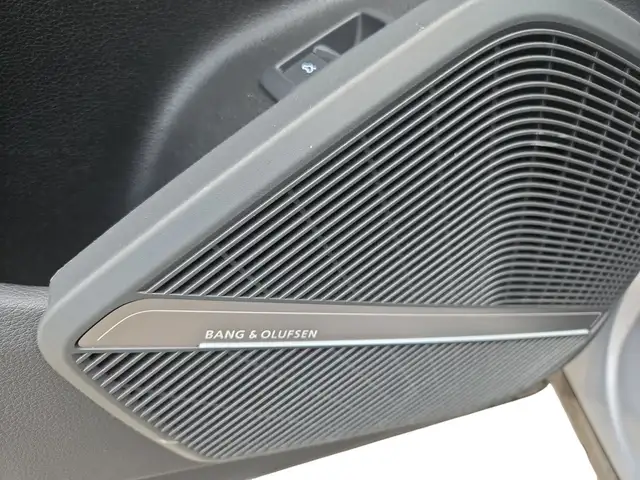 Audi Q5 view 11