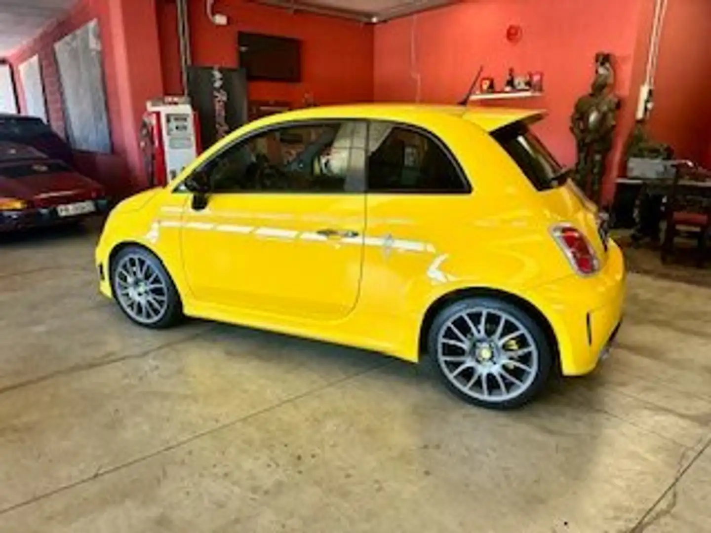 Abarth 695 1.4 16v t. t-jet Tributo Ferrari 180cv MTA Желтый - 2