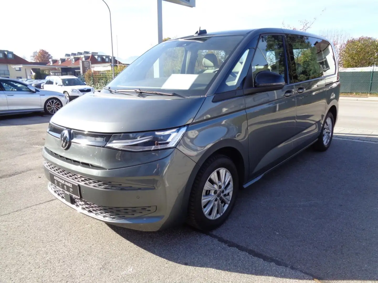 Volkswagen T7 Multivan KÜ 2,0 TSI DSG (Navi+LED+RearView) Klima Navi Gris - 2
