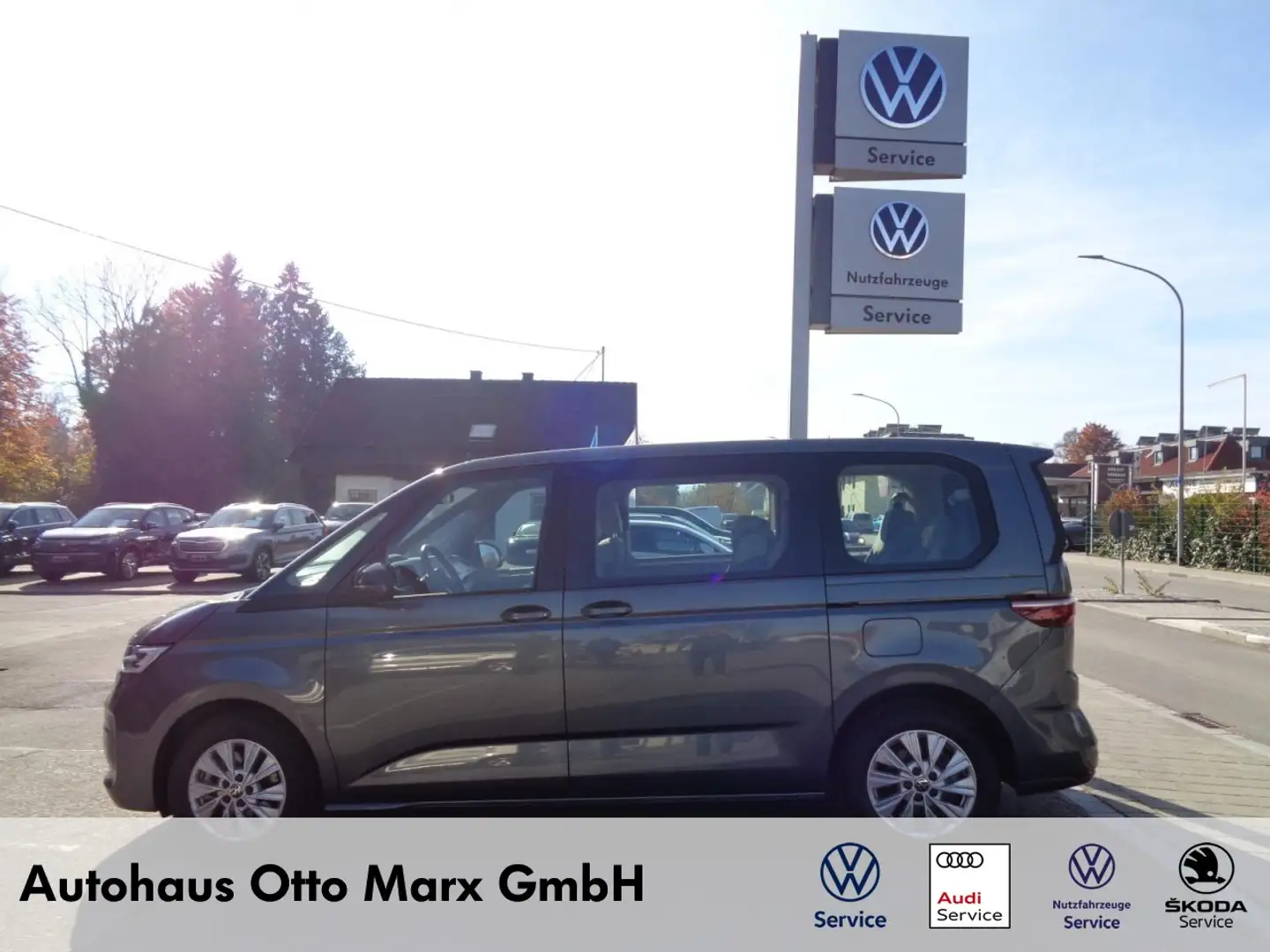Volkswagen T7 Multivan KÜ 2,0 TSI DSG (Navi+LED+RearView) Klima Navi Gris - 1
