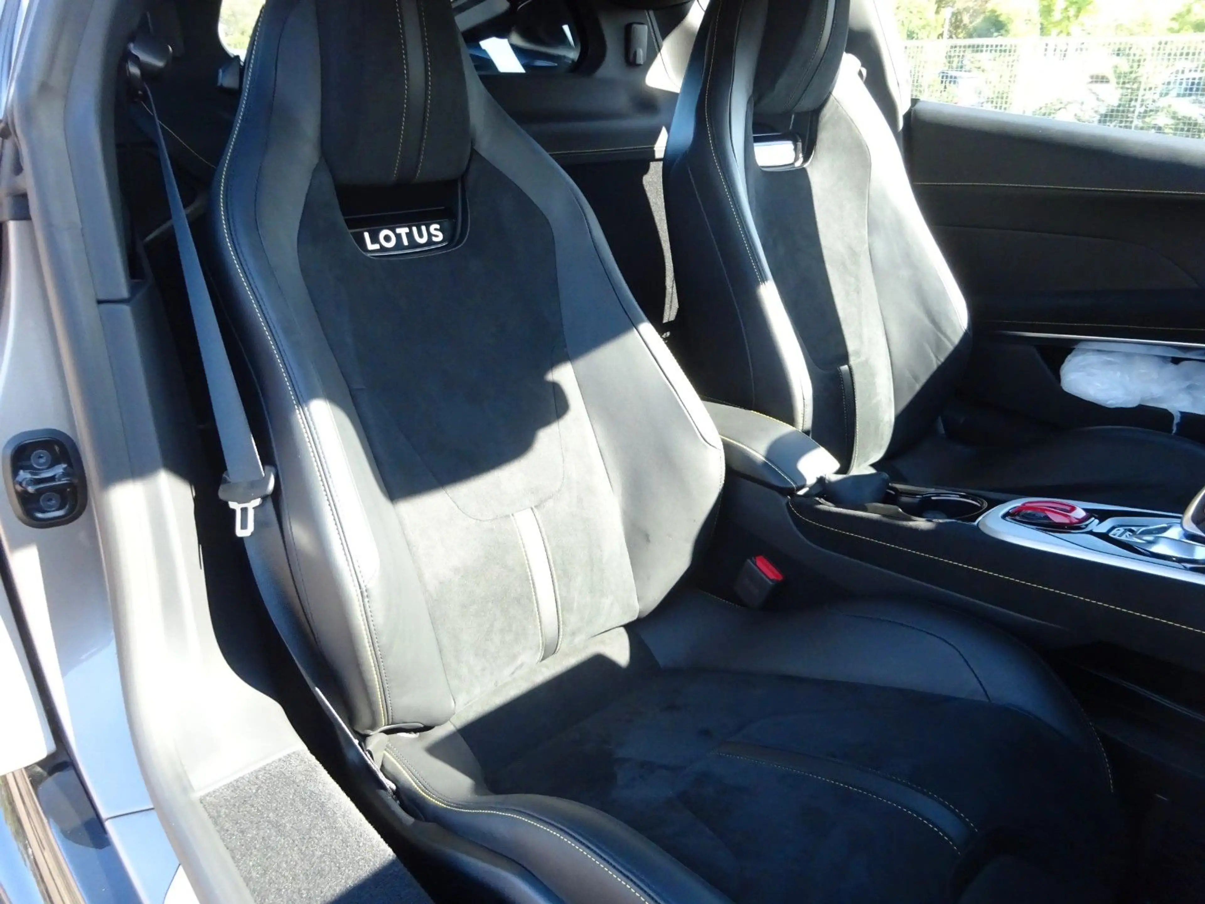 Lotus Emira 364PS Autm. First Edition Alcantara Navi — photo 9