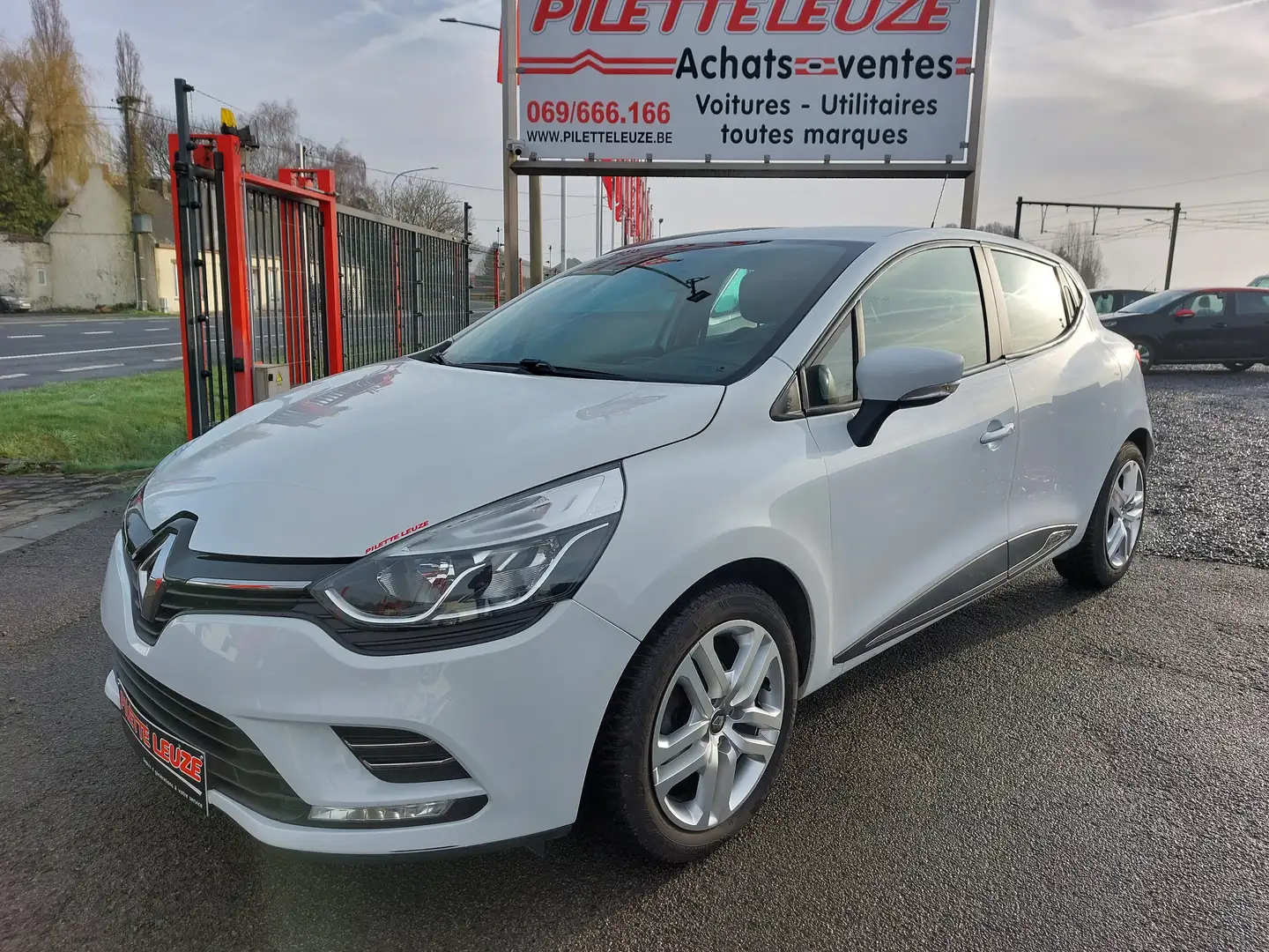 Renault Clio 0.9 TCe Zen (EU6c)*60X222.84€ Blanc - 1
