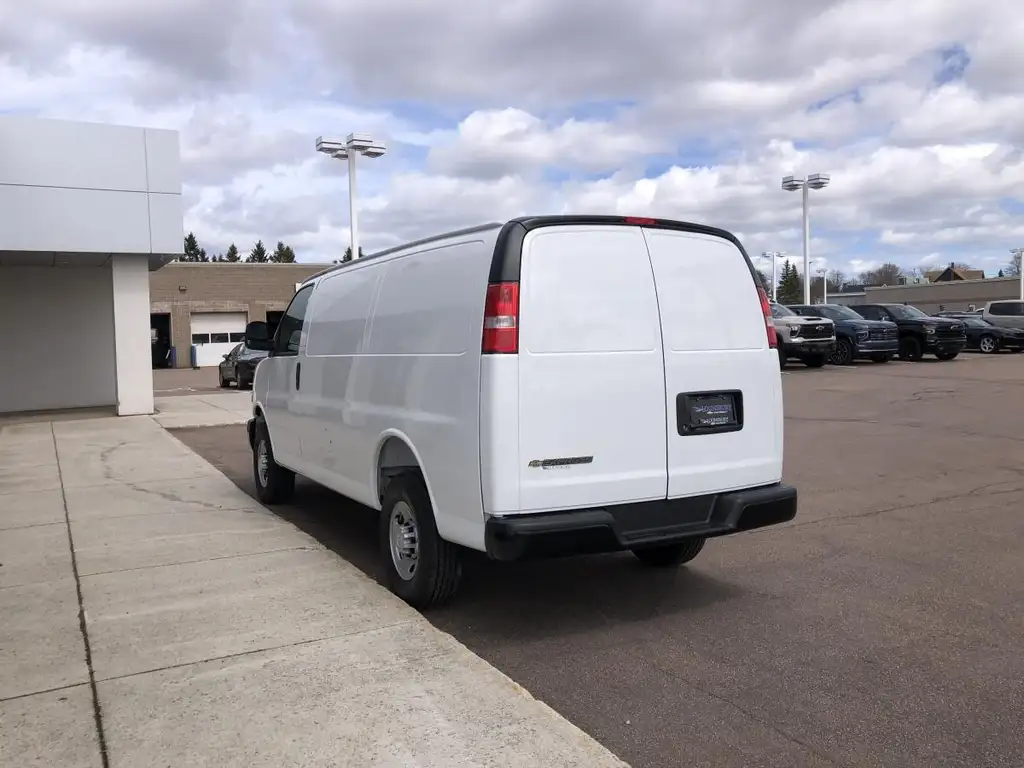 Chevrolet Express 3500 2026 photo 5