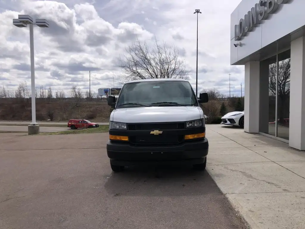 Chevrolet Express 3500 2026 photo 3