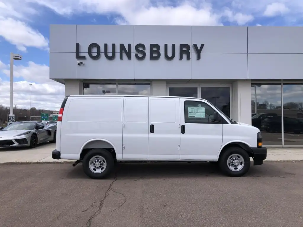 Chevrolet Express 3500 2026 photo 2