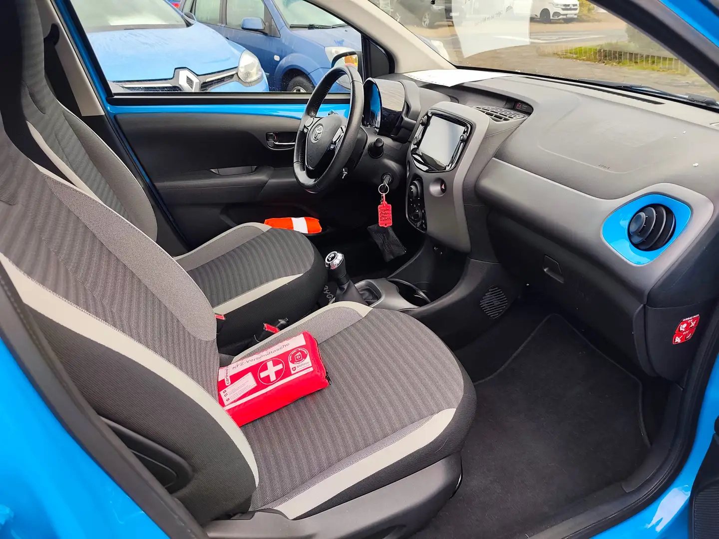 Toyota Aygo x-play club, 8-Fach Bereifung , NUR 19000 km !! Blau - 2