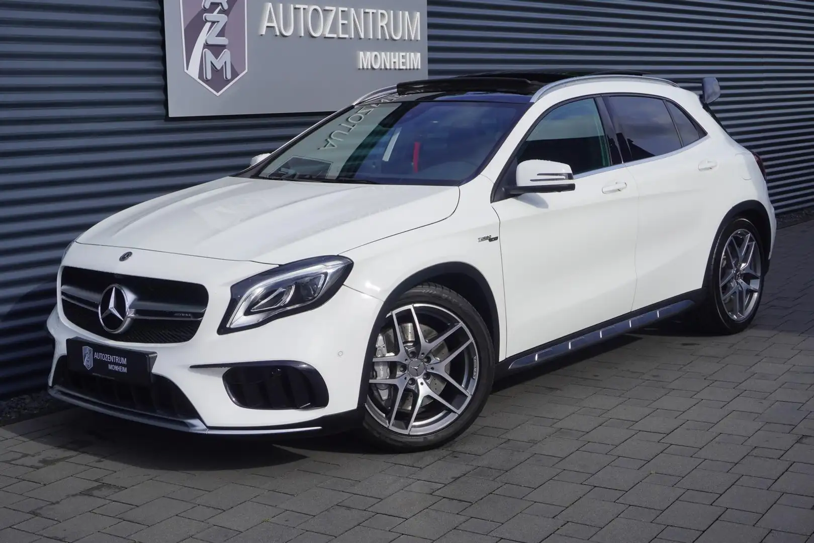 Mercedes-Benz GLA 45 AMG |ALLRAD|PANORAMA|SPORTABGAS|LED|360°| White - 1