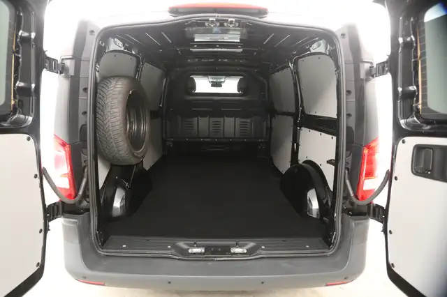 Mercedes-Benz Vito view 3
