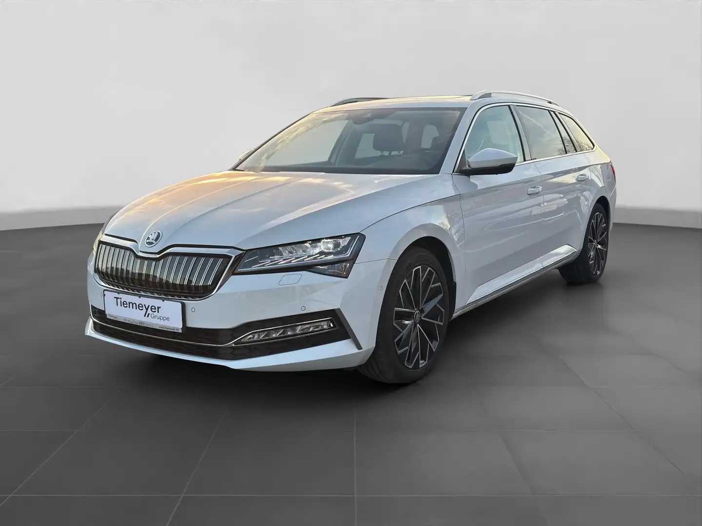 Skoda Superb Combi iV L&K PANO LEDER ASSIST+ AHK Weiß - 2