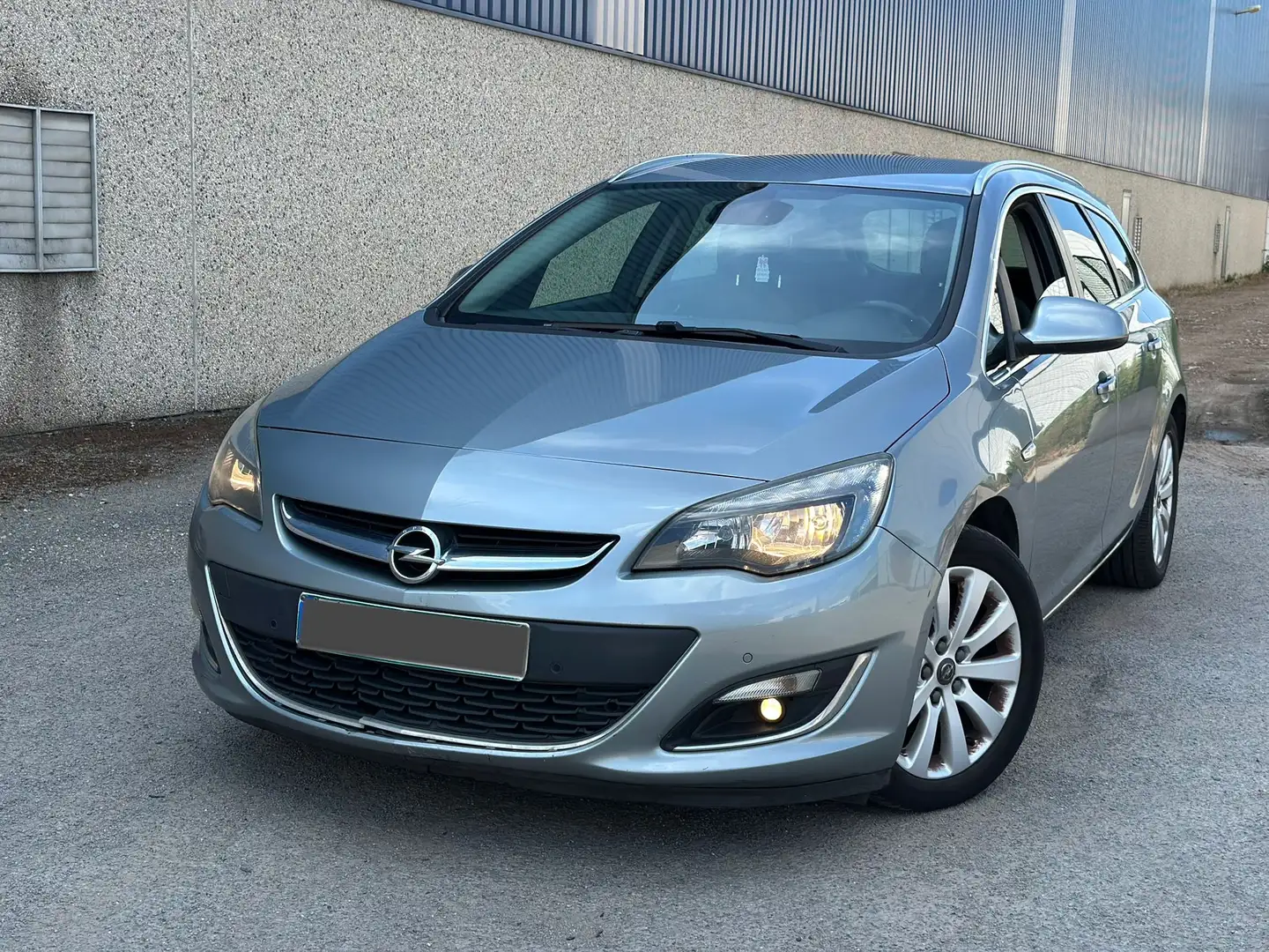 Opel Astra 1.7 CDTI ecoFLEX Sports Tourer FaceLift Model Gris - 2