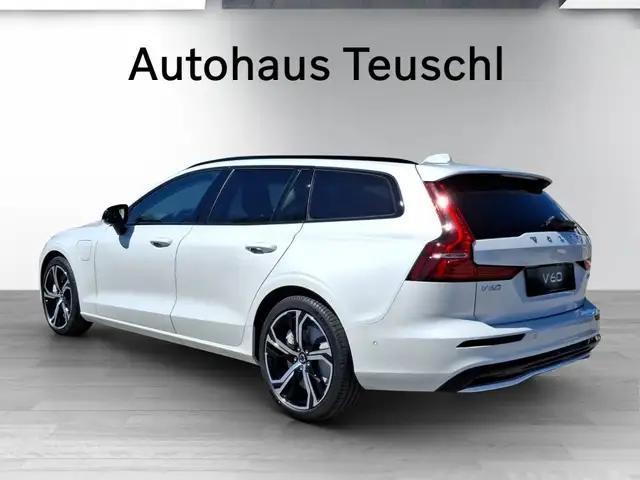 Volvo V60 Plus, T6 AWD Plug-in Hybrid, Elektrisch/Benzin, Dark Ansicht 3