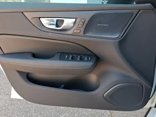 Volvo V60 Plus, T6 AWD Plug-in Hybrid, Elektrisch/Benzin, Dark Ansicht 6