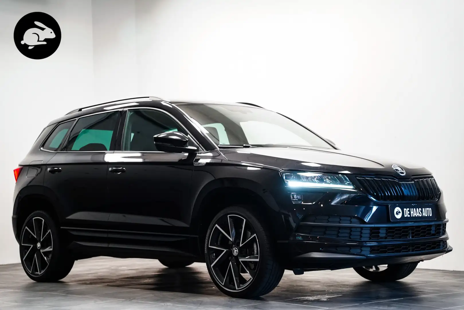 Skoda Karoq 1.5 TSI Sportline|19 inch|Camera|Apple carplay Zwart - 1