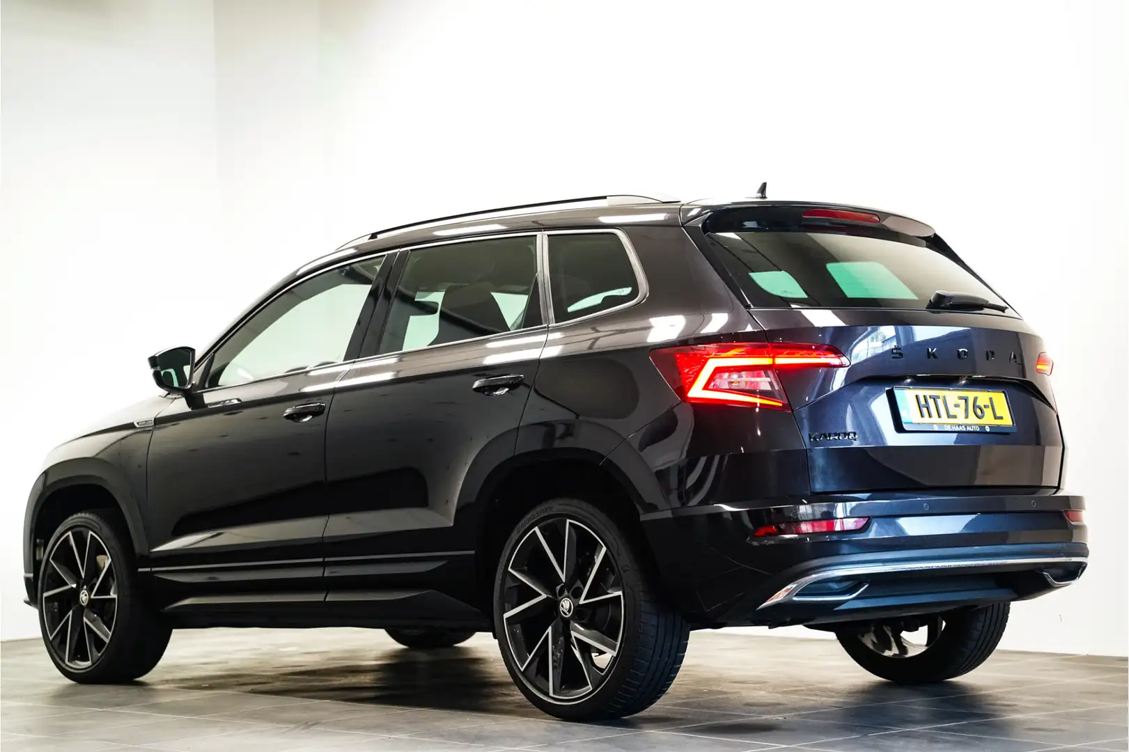 Skoda Karoq 1.5 TSI Sportline|19 inch|Camera|Apple carplay Zwart - 2