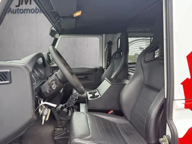 Land Rover Defender 90 view 9