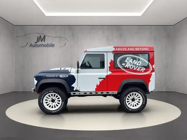 Land Rover Defender 90 view 4